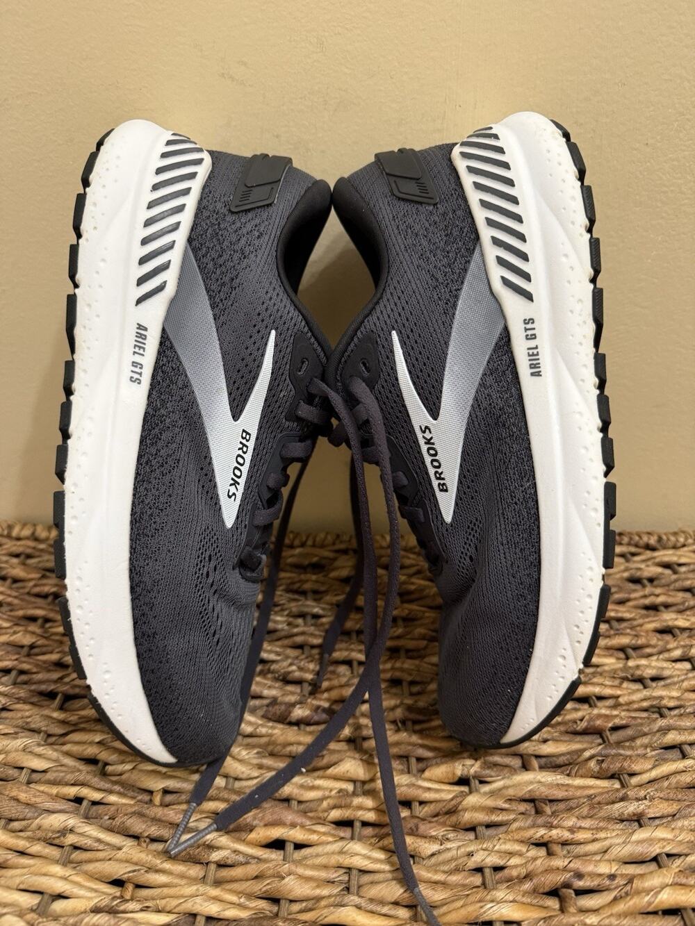 Brooks Ariel GTS 24 black White Women’s sz 8.5 medium B